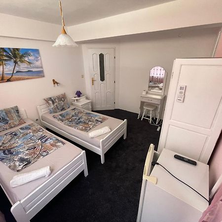 Guesthouse Flora Kiten  Bagian luar foto