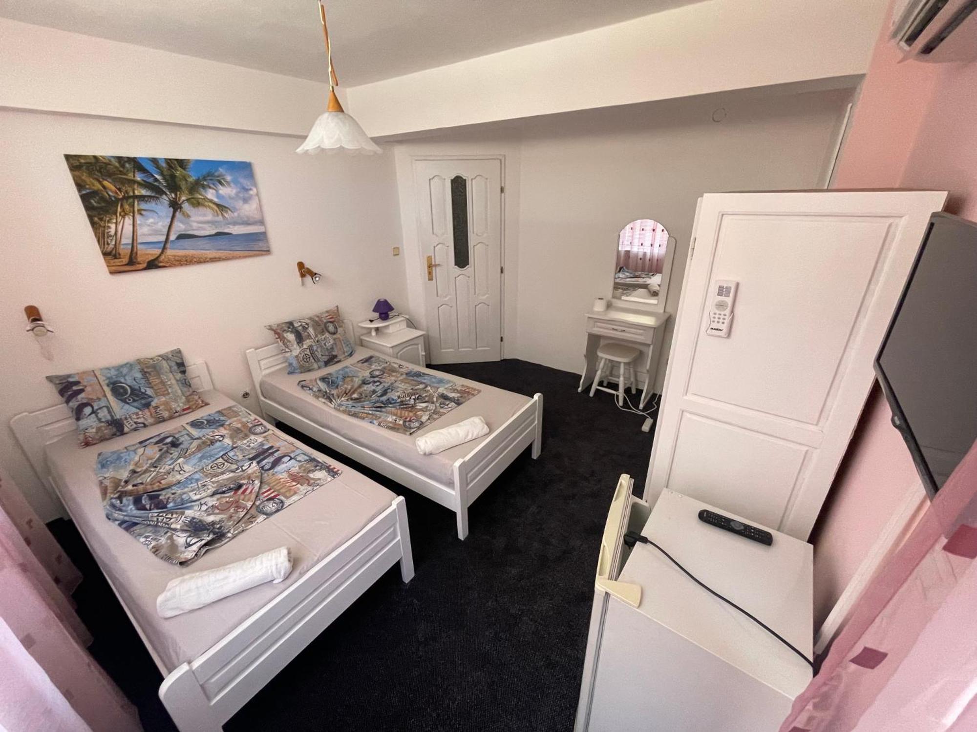 Guesthouse Flora Kiten  Bagian luar foto